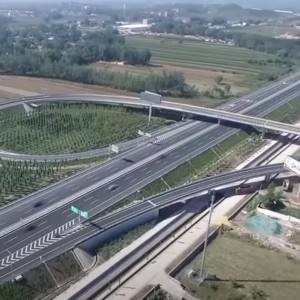 Более 700 метров за час - с такой скоростью сегодня строятся в Китае новые автодороги.